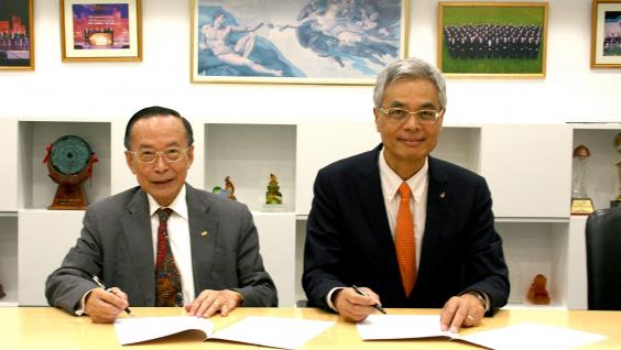  科大校长史维教授(右)、潘乐陶博士签署捐款协议