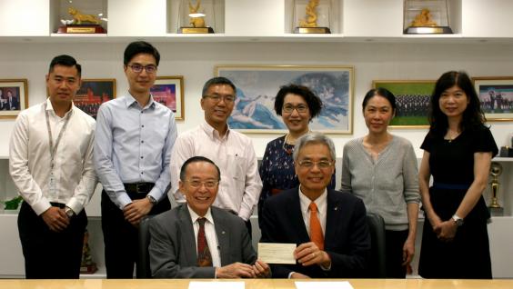  Dr. Otto POON (front left) presents a cheque to HKUST President Prof. Wei SHYY