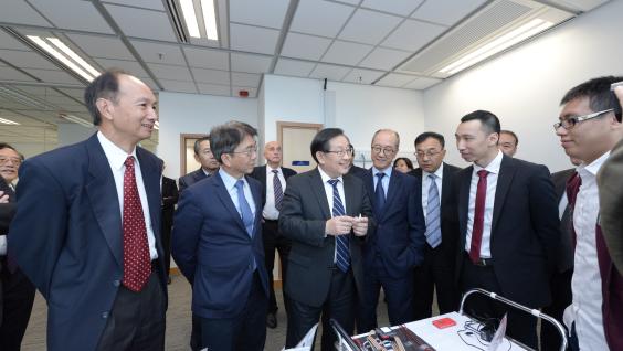  The delegation visits HKUST’s PSKL on Advanced Displays and Optoelectronics Technologies, the research team introduces their electronic shelf labeling product.