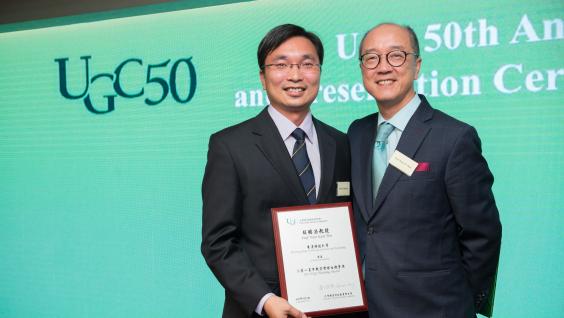  HKUST President Tony Chan (right) congratulating Prof Woo on winning the award