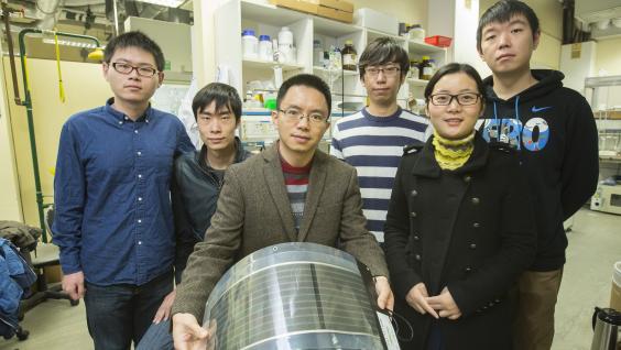  顏河教授 (中) 研究團隊的有機太陽能電池發電效率創新紀錄