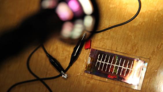 科 大 研 發 的 嶄 新 三 維 納 米 結 構 太 陽 能 電 池 能 廣 泛 應 用 於 不 同 裝 置 。	