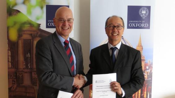 英 國 牛 津 大 學 校 長 Andrew Hamilton 教 授 ( 左 ) 與 香 港 科 技 大 學 校 長 陳 繁 昌 教 授 在 瑞 士 達 沃 斯 簽 署 國 際 合 作 備 忘 錄 。	