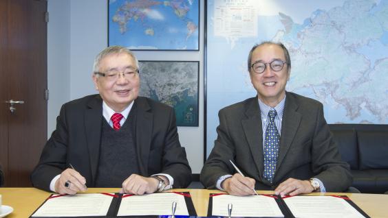  科 大 校 長 陳 繁 昌 教 授 ( 右 ) 與 奧 數 香 港 委 員 會 有 限 公 司 董 事 岑 嘉 評 教 授 簽 署 備 忘 錄 舉 辦 第 57 屆 國 際 數 學 年 賽 。
