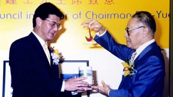  Dr. Vincent H S LO, GBS (left) was appointed as Chairman of the Council at HKUST in 1999, succeeding Dr. Chung who stepped down from the post after 11 years of service.