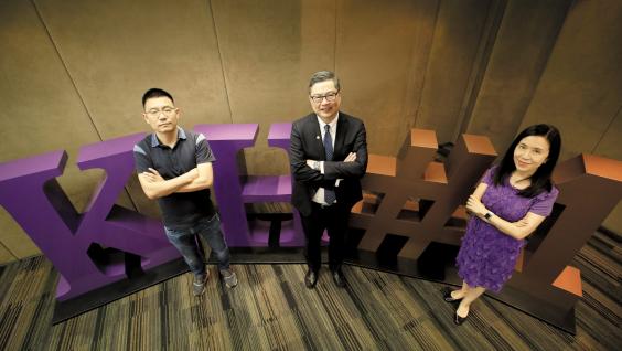  (From left) Current KH student and Co-founder of KuaiDi Mr. ZHAO Dong, Prof. TAM Kar-Yan, Dean of Business and Management of HKUST, and Ms. Judy AU, Program Director of Kellogg-HKUST EMBA Program.