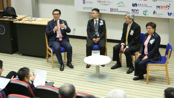 Dr Winnie Tang (1st right), Founder and Honorary President, Smart City Consortium, led a panel discussion on smart city initiatives in Hong Kong. On the panel were (from left) Ir Allen Yeung, Government Chief Information Officer; Dr Julian Kwan, Chief Geotechnical Engineer, Civil Engineering and Development Department; and Mr Silas Liu, Chief Town Planner, Planning Department.