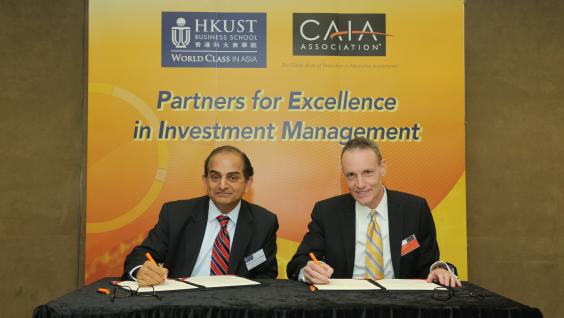  科大商學院院長及Michael Jebsen商學教授邢吉天教授(左)，以及CAIA協會行政總裁William (Bill) Kelly先生。