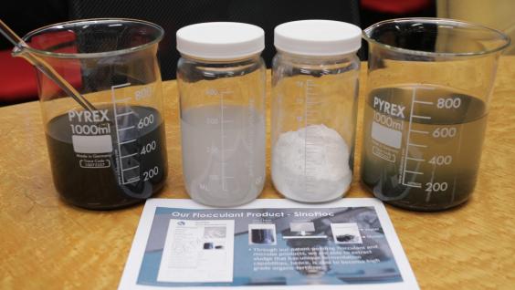  汉元生物科技有限公司所研发的絮凝剂(有盖容器)能将污水(左方烧杯)分隔成水与污泥(右方烧杯)之余，更可将污泥分解与发酵