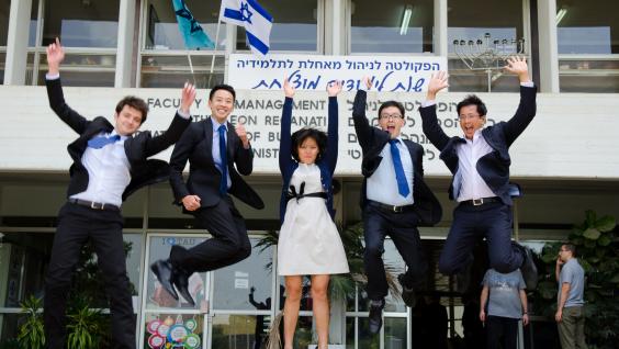  科大隊伍在以色列特拉維夫大學舉行的Sofaer 國際案例比賽奪冠，在當地與他們的導師周吉田教授 (右一)合照慶祝。