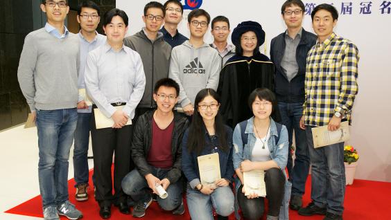  劉紀美教授 (後排，右三) 的研究團隊