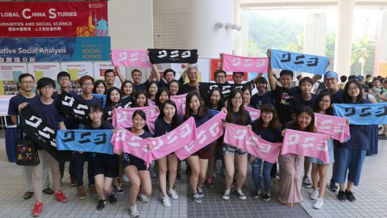  Prof Wei Shyy took photo with students on HKUST’s Information Day