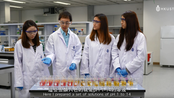  陈博士（左二）与科大学生于STEM@HKUST上载拍摄短片，讲解科学现象。
