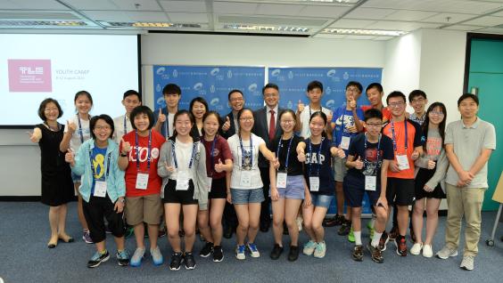  All the participants of the camp together with HKUST engineering faculty members and staff
