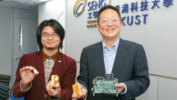  苏孝宇教授(右)和张健钢展示其音频科技的研发成果。