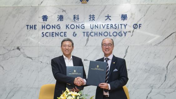  香港科技大學校長陳繁昌教授 (右)與神州數碼控股董事局主席郭為 (左) 代表雙方簽訂協議。