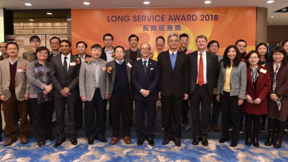  校长陈繁昌教授(前排左七)及其他大学管理层与一众获得长期服务奖的教职员合照。