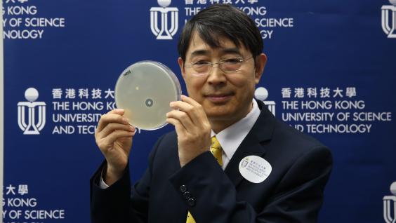  The specimen held by Prof Qian is peptide antibiotics already broken down by DRPs (the dot without the ring around it).