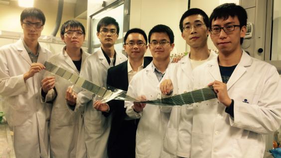  颜河教授（中）及其科研团队成员（左起）﹕蒋奎，李正珂，胡华伟，刘宇航，赵靖波及林浩然。